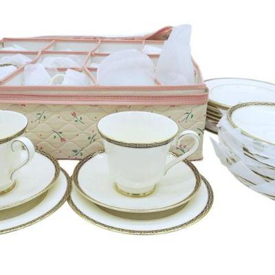 36 PC MINTON ST JAMES ENGLISH BONE CHINA