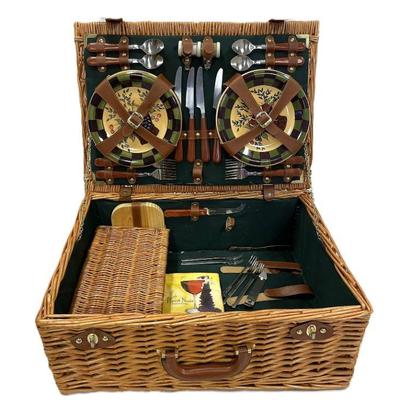 LARGE WICKER PICNIC BASKET FOR 4
