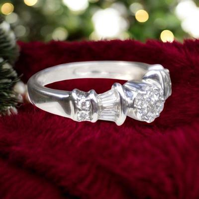 STUNNING 18k WHITE GOLD DIAMOND RING sz 6.5