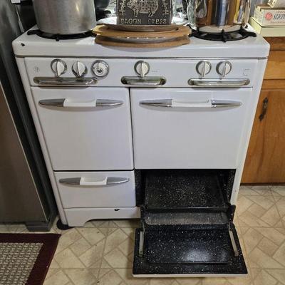 O'Keefe and Merrit Gas Stove
