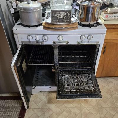 O'Keefe and Merrit Gas Stove