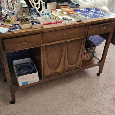 Broyhill Brasilia Walnut Drop Leaf Tile Top Bar Cart/Console Table