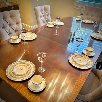 Henredon mahogany dining table with two leaves (1 shown) - matches buffet and chest