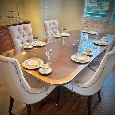 Henredon mahogany dining table with two leaves (1 shown) - matches buffet and chest