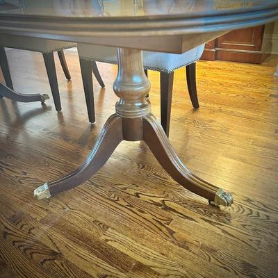 Henredon mahogany dining table with two leaves (1 shown) - matches buffet and chest