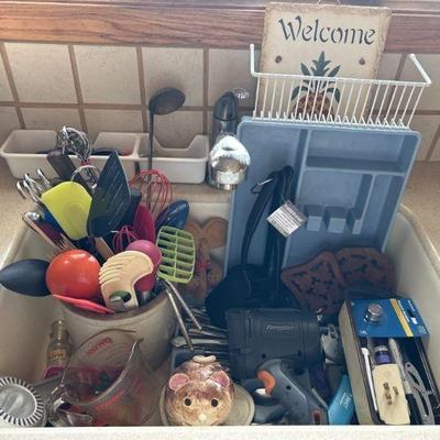 Lot 90 | Contents Of Kitchen Sink
