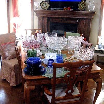 Oak Dining Table Seats 8 / Upholstered Chairs and 2 Leaf's
