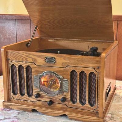 Museum Thomas Series Radio And Record Player
