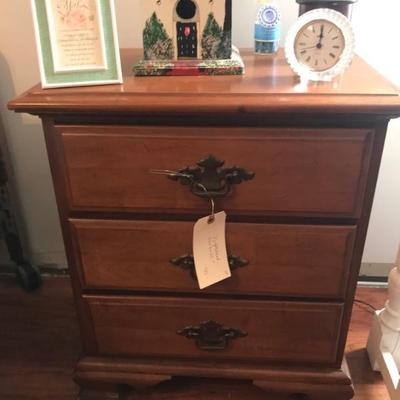 nightstand $45
22 X 16 X 25"
2 available
