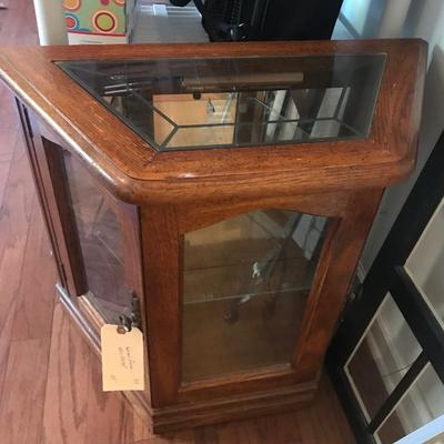 curio cabinet $60
28 X 13 X 24"