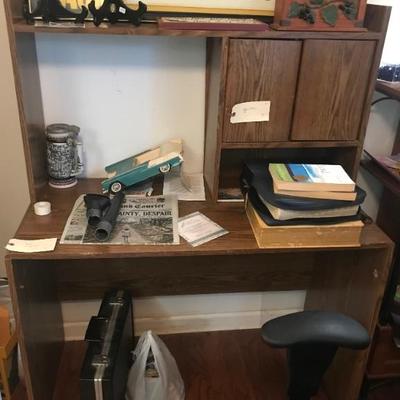 desk $20
41 X 20 X 53"