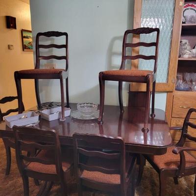 Dining Table w/ 2 leaves and 6 chairs