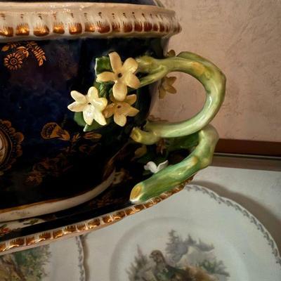 Antique 18th century Dr. Wall period Worcester porcelain tureen with underplate