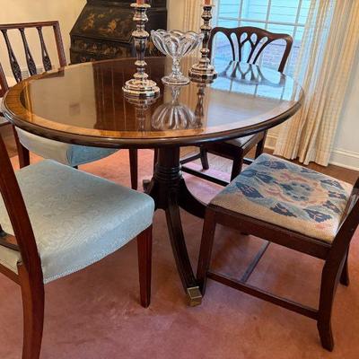 Round, banded mahogany pedestal breakfast table