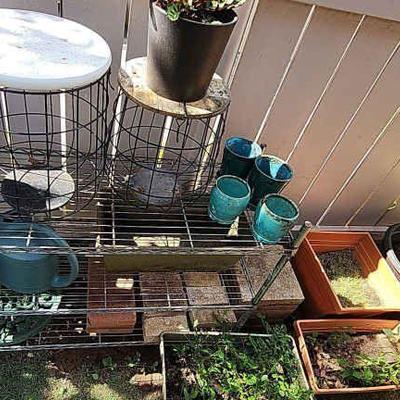 BEE186 - Planters, Pots and Pavers