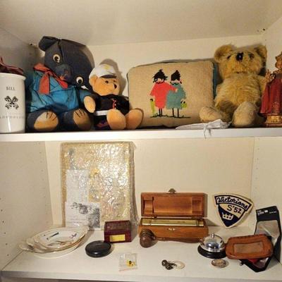 BEE152-Mysterious Collection Of Collectibles