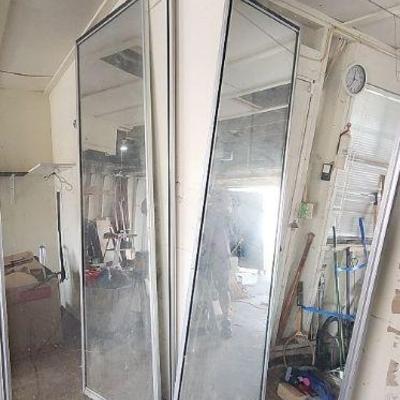 BEE087 - Pair of Mirrored Closet Doors