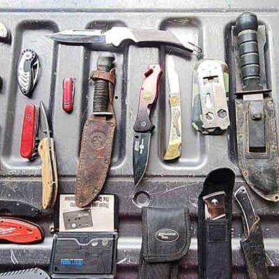 BEE130 - Collection of Knives