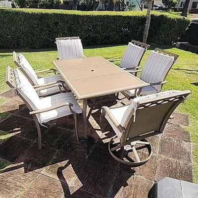 BEE179 - Patio Table with Chairs