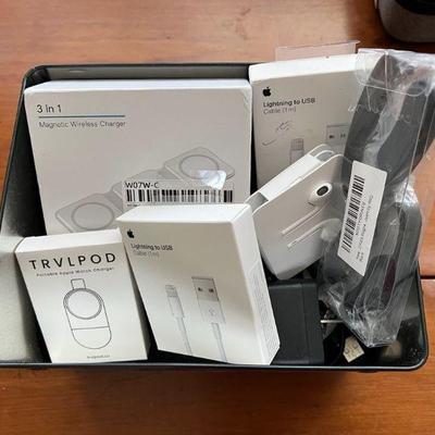 BEE195- Assorted Apple & Android Charging Devices 