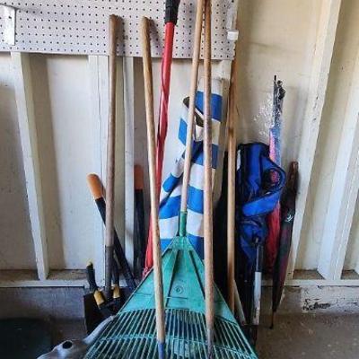BEE074 - Lawn and Landscaping Tools 