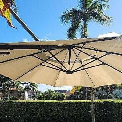 BEE178 - 10 Foot Cantilever Patio Umbrella 