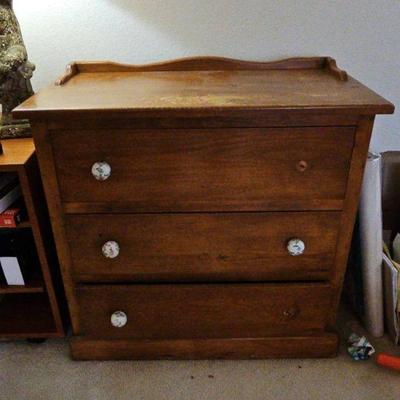 BEE022-Rustic Vintage Farmhouse Style 3 Drawer Dresser