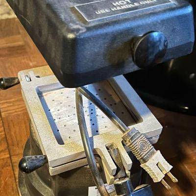 Desktop vacuum forming machine