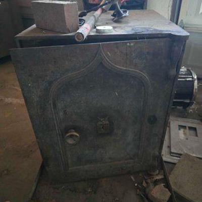 #1004 • Antique Safe, No Key
