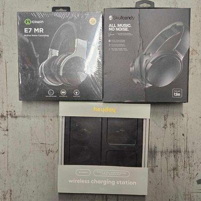 #7558 • NEW!!! (2) Wireless Headphones & Wirless Charging Station
