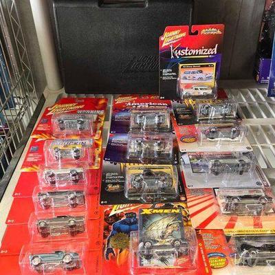 #4052 • NEW!!! (16) Johnny Lighting Die-Cast Cars & Carrying Case
