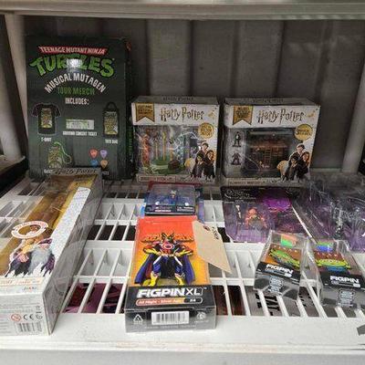 #7222 • NEW!!! Figurines, Mini Playsets, Pins and Tour Merch
