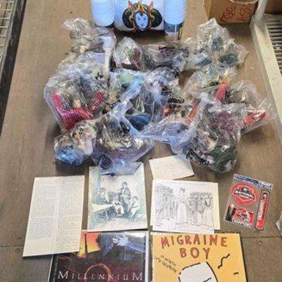 #4174 • (15) Star Wars Drink Toppers, Cups & More
