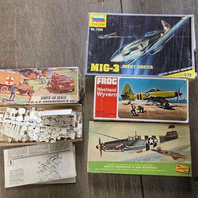 #4172 • (4) Model Planes
