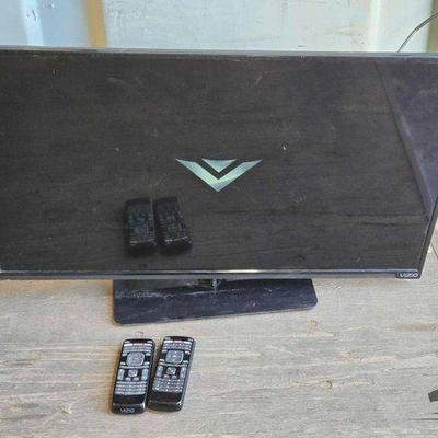#8682 • Vizio 31.5" Screen TV
