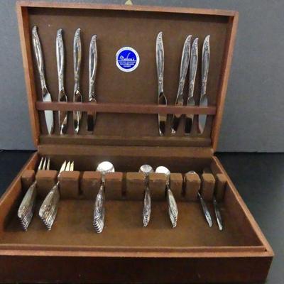 Vintage 1958-1959 Holmes & Edwards Inlaid Deep Plated "Windsong" 50-Piece Silver Plate Set in Chest