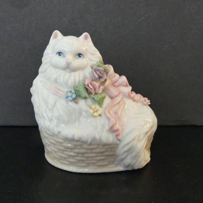Vintage Heritage House Soft and Sweet Collection "Sugar" Music Box - Plays "Over the Rainbow"