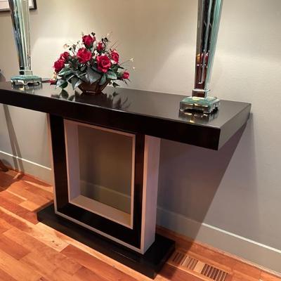 Side table matches the square coffee table - high end quality pieces in excellent condition
