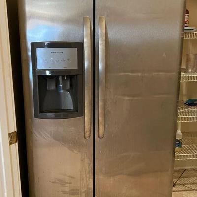 Frigidaire side by side fridge/freezer with water/ice dispenser 