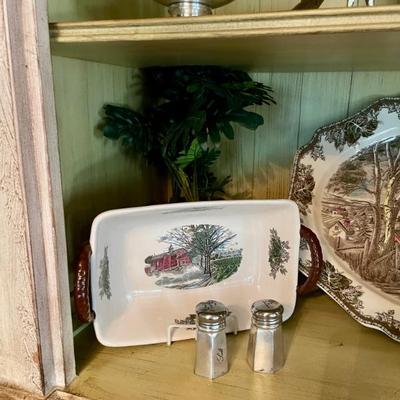 Many types of accessories, silverplate, porcelain, ceramics. 