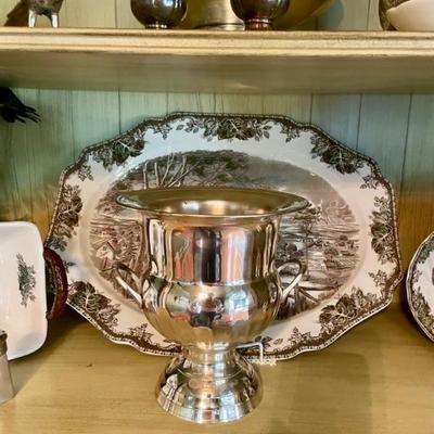 Many types of accessories, silverplate, porcelain, ceramics. 