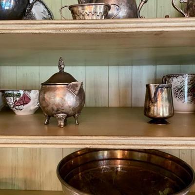 Many types of accessories, silverplate, porcelain, ceramics. 