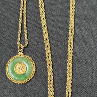 Lot 20 | 18K Gold Chain & Jade Pendant
