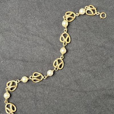 Lot 15 | 14K Gold and Faux Pearl Necklace
