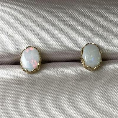 Lot 7 | 14K Gold Opal Stud Earrings.
