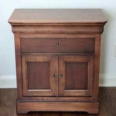 National Mount Airy Wood Nightstand.

Appears to be in very good condition.

Measures 27.5” x 15” and 30” high.