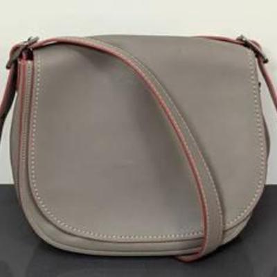 Coach Grey Leather Crossbody Saddle Bag.

There is a small mark on the front flap but in otherwise very good condition.

Measures 11”...