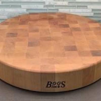 John Boos Round Maple End Grain Chopping Block. Appears to be in great condition.

Measures 18” in diameter and 3” high.