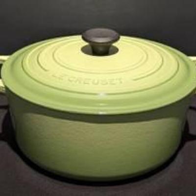 Le Creuset Lime Green Enamel Cast Iron Dutch Oven. Appears to be in great condition.

Measures 5” high and 11” in diameter.