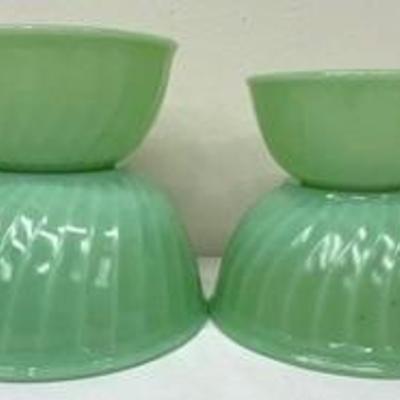 Vintage Fire King Jadeite Swirl Mixing Bowl Set

Bowl sizes 9", 8", 7", and 6"

No chips or cracks - beautiful...